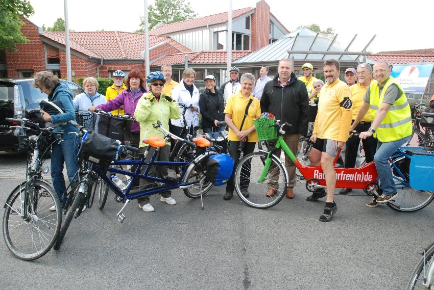 Der Loxstedter Bürgermeister Detlef Wellbrock (vorne) trat zusammen mit vielen Bürgern in die Pedale, um die Gemeinde per Rad zu erkunden. Fotos br