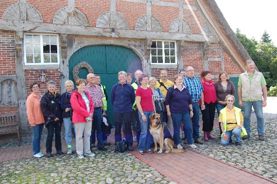 Vor dem ältesten Haus in Landwürden begrüßte Familie Hancken die Teilnehmer der informativen Radtour von Tourilox. Foto be