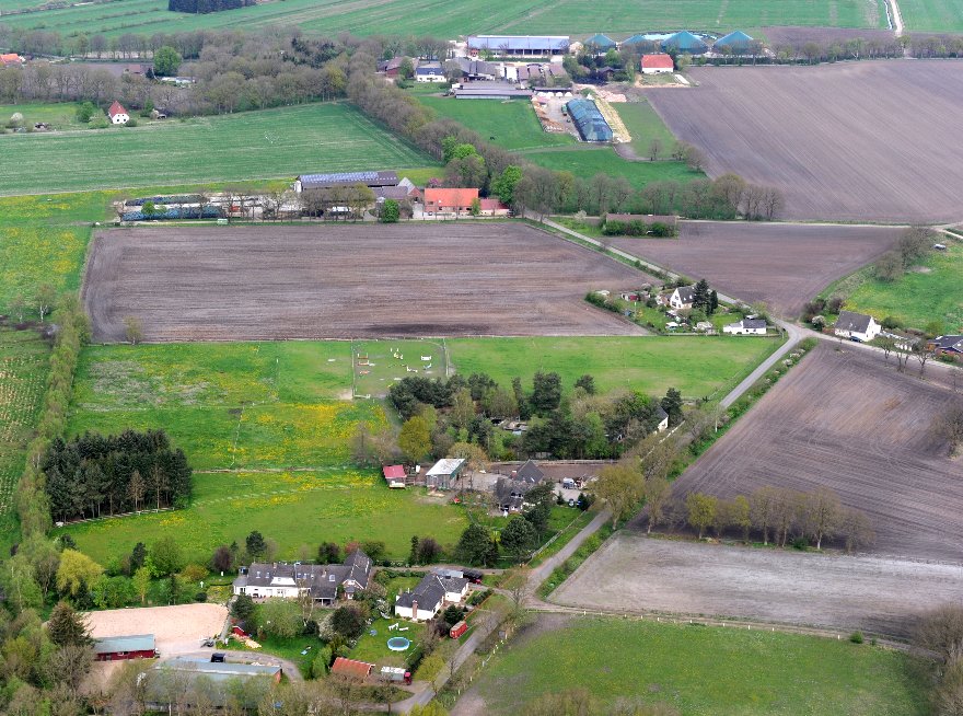 Der Blick von Süden auf Hetthorn: Am oberen Bildrand sieht man den Hof von Carl Becken mitsamt der Biogas-Anlage. Luftfoto Scheer